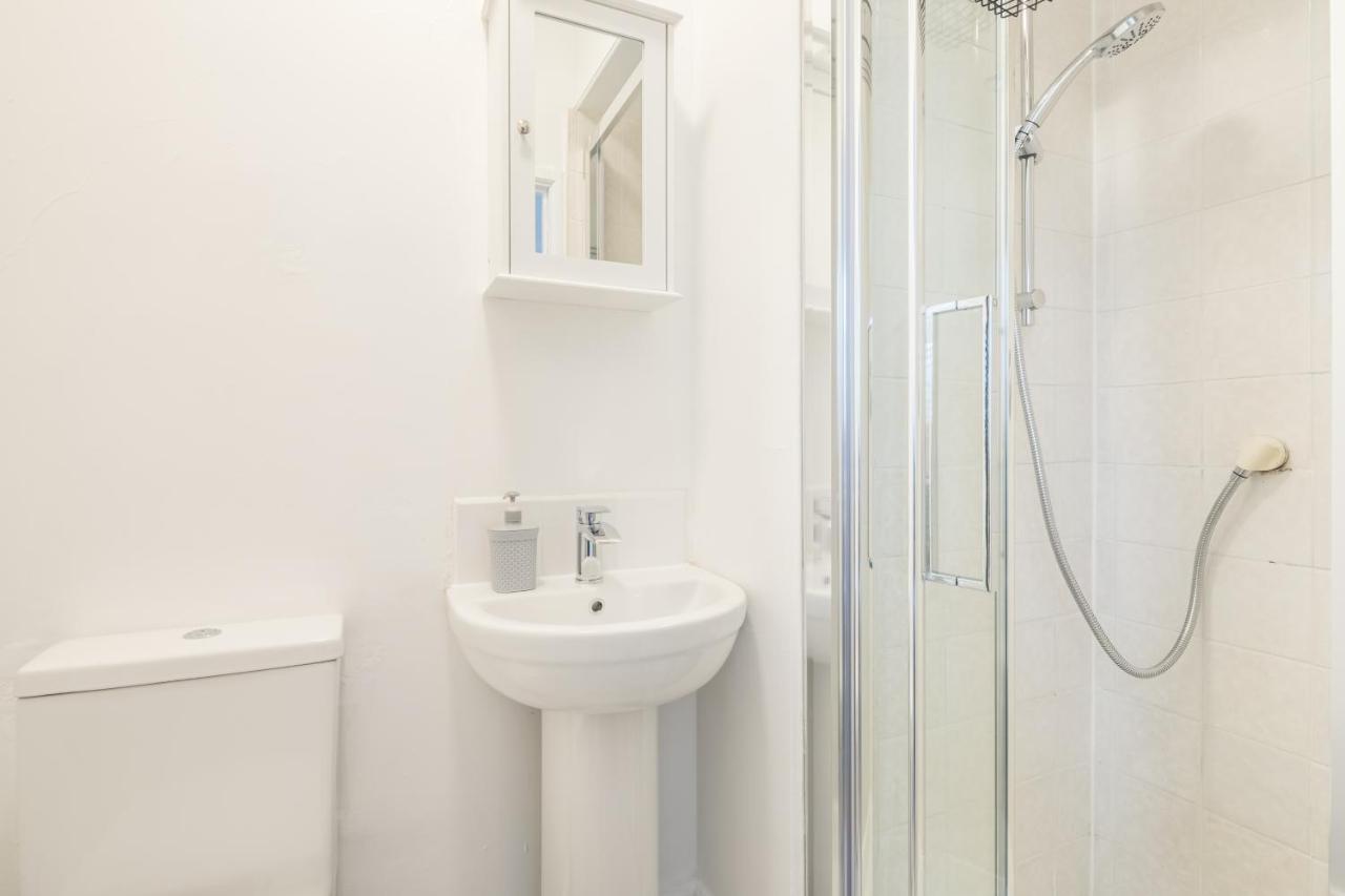Private Room 4 With Kitchenette By Cb Stays No Minimum Stays CBG エクステリア 写真
